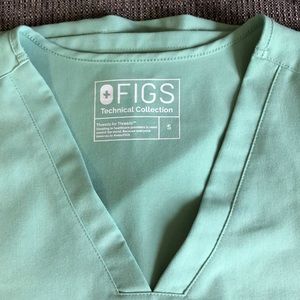 FIGS Casma three pocket scrub top